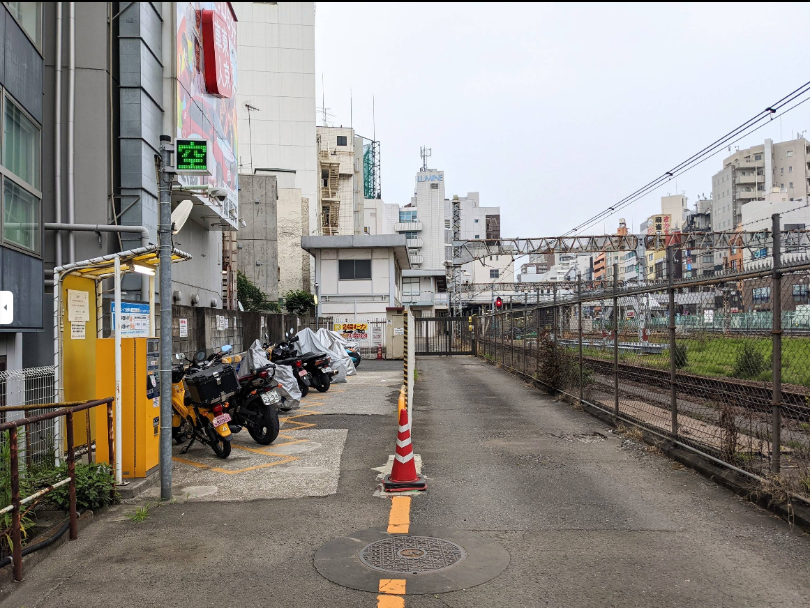 荻窪駅西口バイク駐車場に見えるJRマンホール。西から東に連なっていたマンホールはここで途切れ、荻窪駅南側で再び現れる