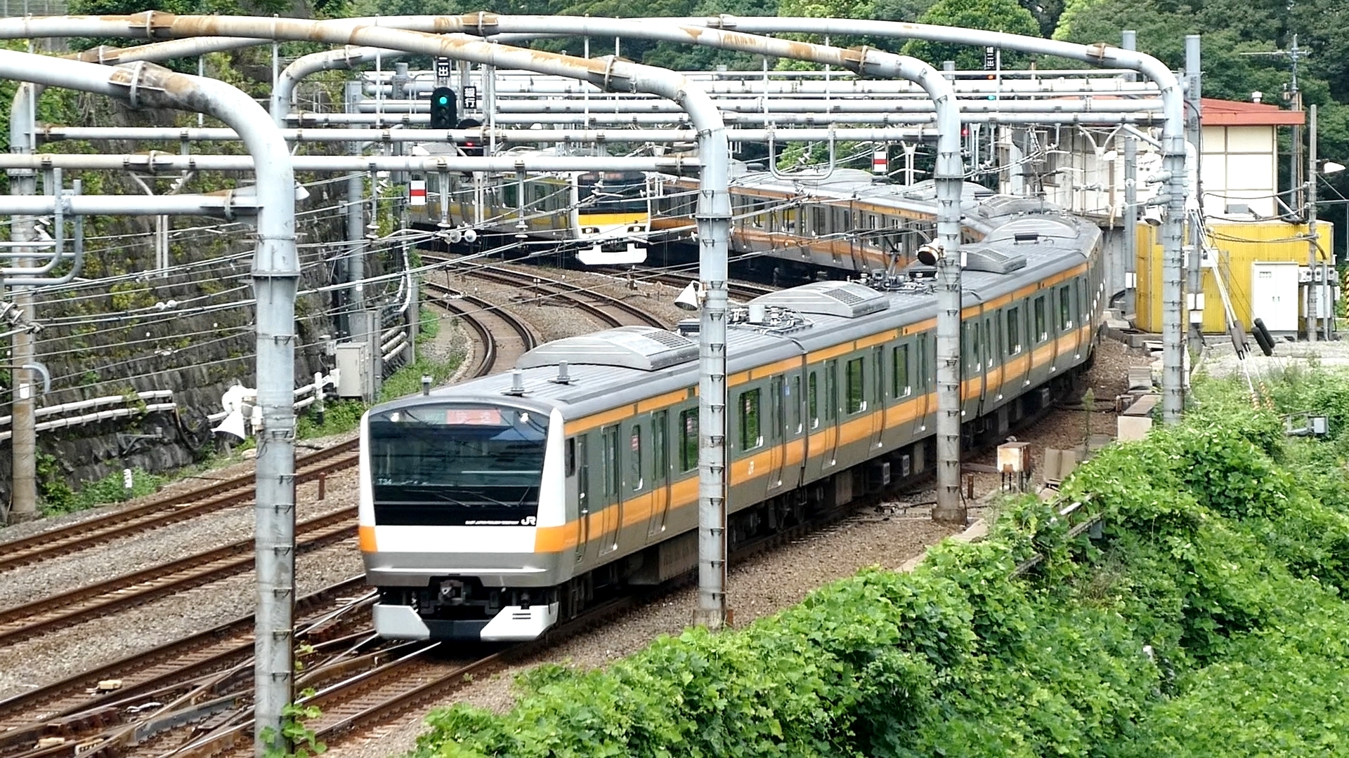 JR東日本の管理する中央快速線の画像。カーブで総武線各駅停車を追い越している。