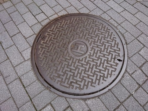 「工」が刻まれた阿佐ヶ谷駅近くのマンホール。旧国鉄を管理していた工部省に由来するものと思われる